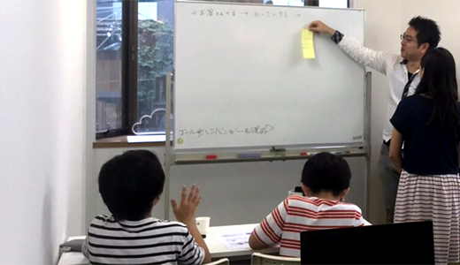 [画像：ポストイットでロボットへの命令を考える様子]