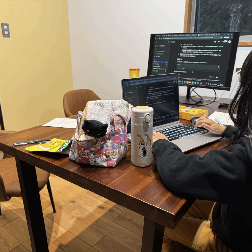 [画像：プログラミングに取り組む姿]