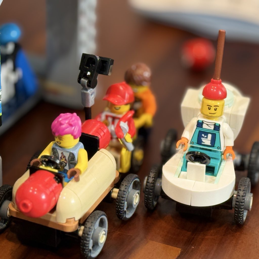 ホットドックのカートとおトイレのカート