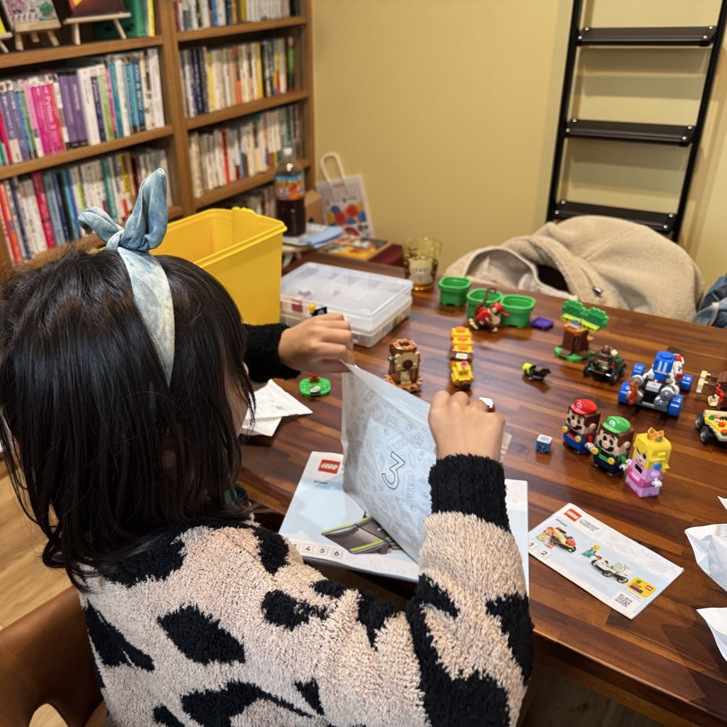 レゴをみんなで組み立てる様子